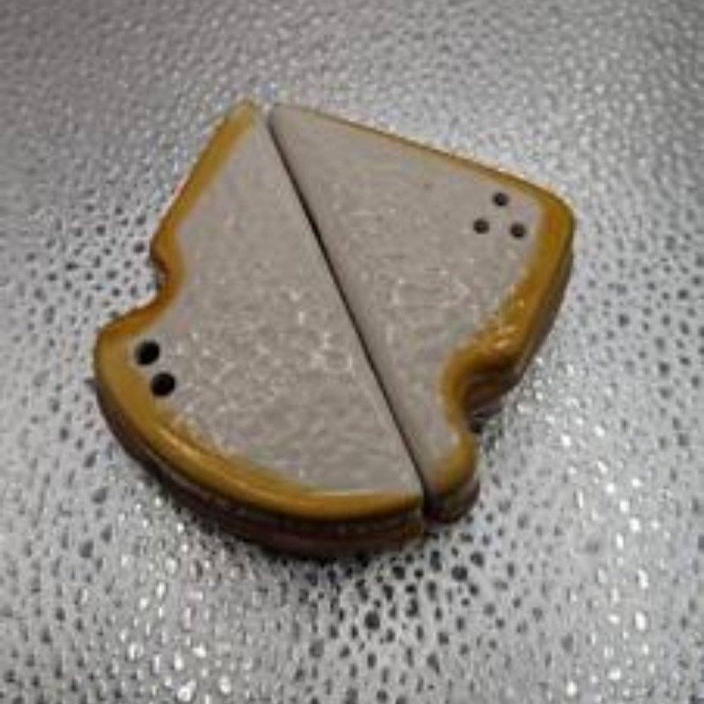 VINTAGE SANDWICH WHITE BREAD SALT AND PEPPER SHAKER